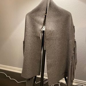 Burberry scarf in Gray